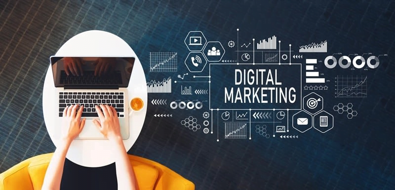imagem de uma pessoa trabalhando no computador, com efeito, no fundo, de uma lousa escrito marketing digital
