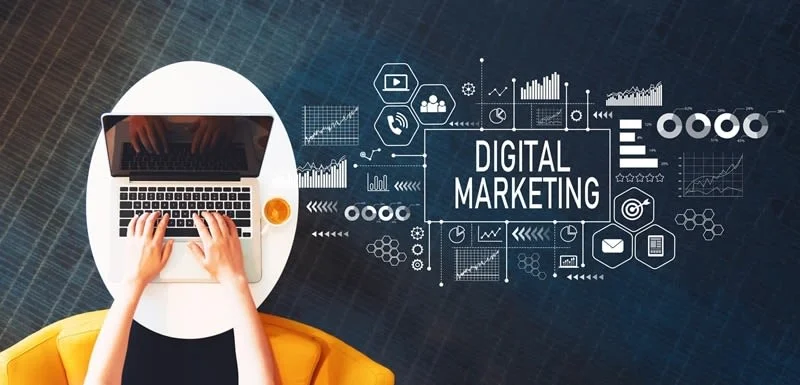 imagem de uma pessoa trabalhando no computador, com efeito, no fundo, de uma lousa escrito marketing digital